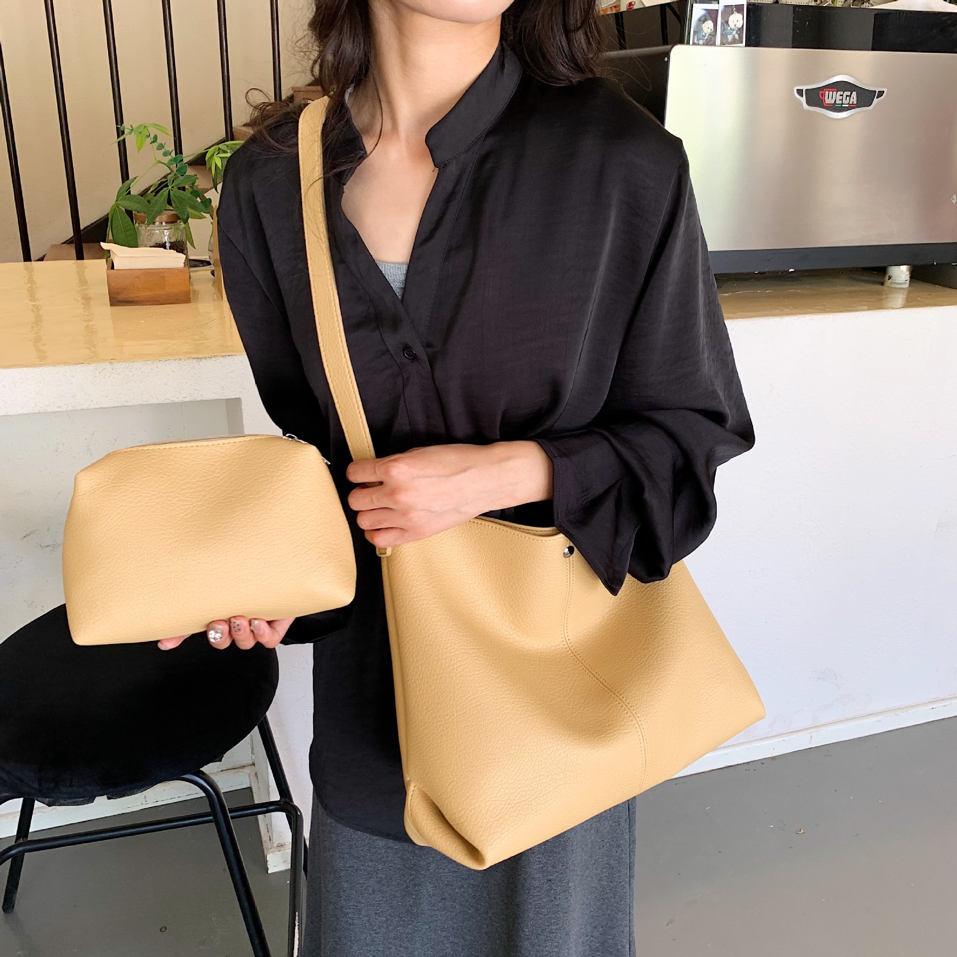 A new, niche, multi-functional single-shoulder crossbody tote bag for women's summer 2025 with a large capacity full figure