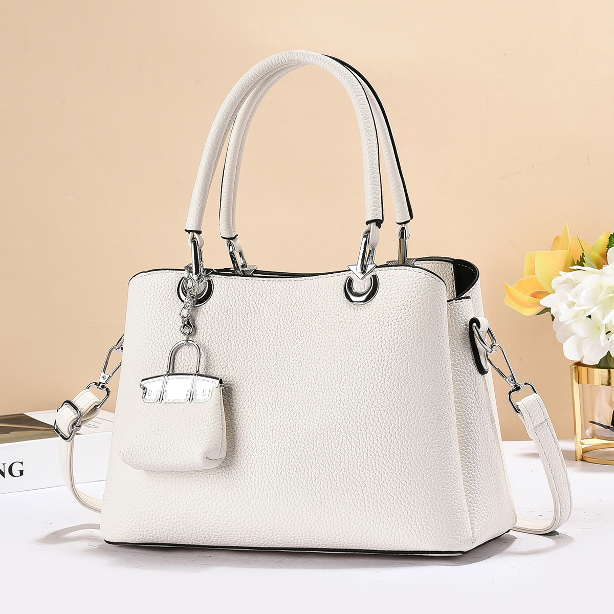 Summer grand and large-capacity fashion bag 2025 single-shoulder new ladies' trendy and simple crossbody bag for middle-aged moms Application Scenario