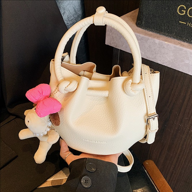 2025 New style fashionable pleated hand-held bucket bag for women, retro and versatile soft leather mother-and-child bag, casual single-shoulder crossbody bag full figure