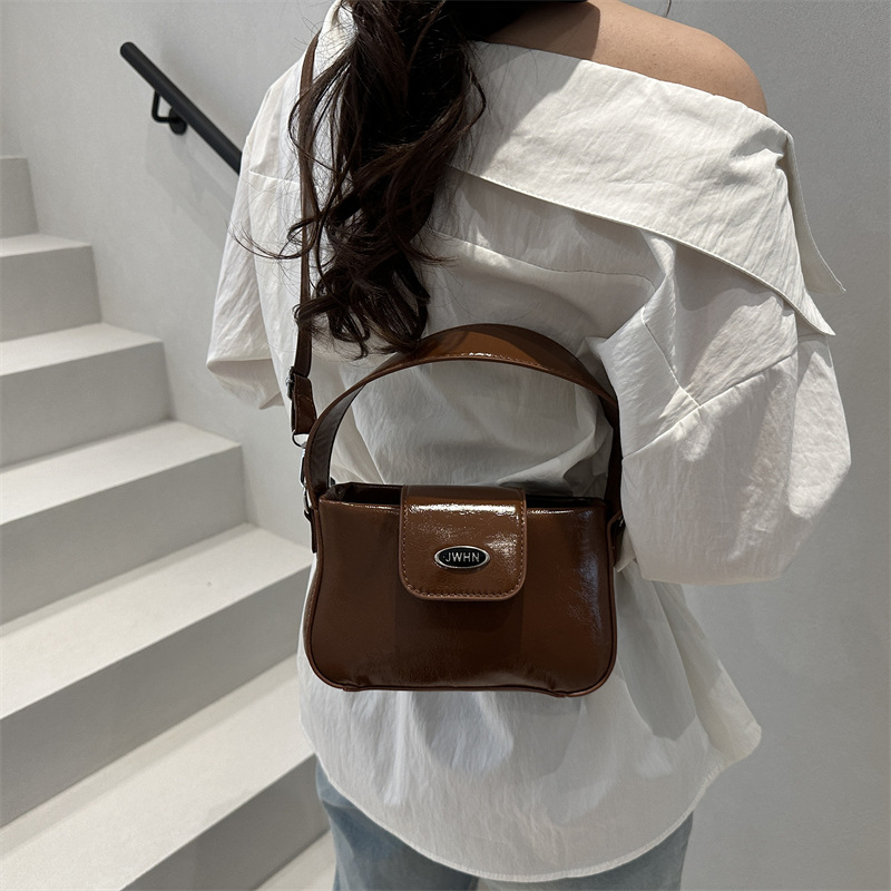 Spring and summer new niche design handbag, commuter crossbody bag, personalized and fashionable oil wax leather women's bag details Picture