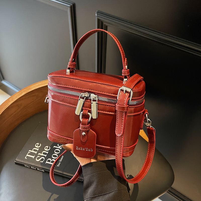 A niche design, fashionable hand-held bucket bag for women, 2025 new retro and versatile single-shoulder bag, a high-end casual women's bag full figure