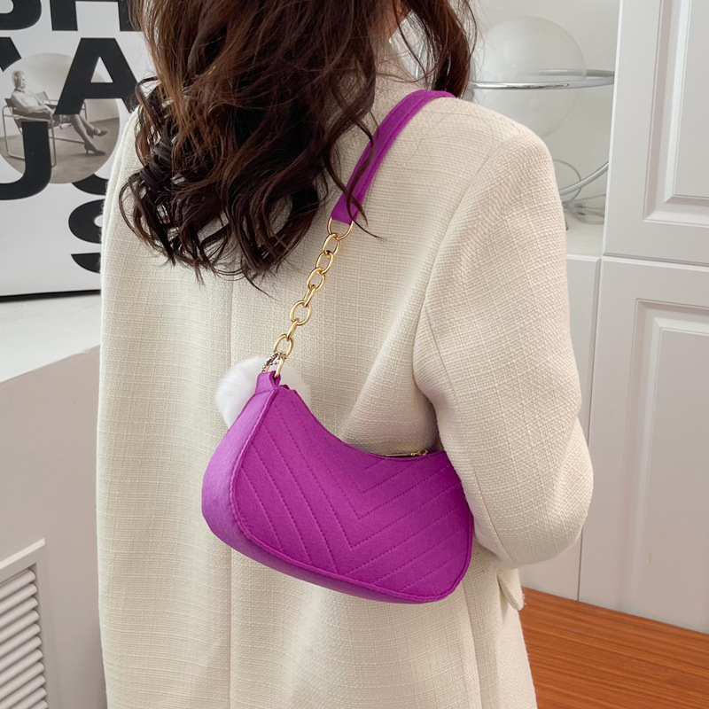 This is a new, trendy and stylish single-shoulder bag for women in spring 2023. It is a casual and commuting crossbody bag for women details Picture