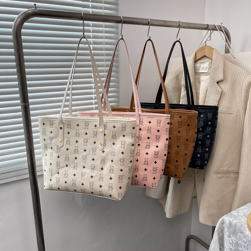 Cross-border large-capacity single-shoulder tote bag 2025 new retro and fashionable large bag, versatile for women's commuting underarm bags Application Scenario