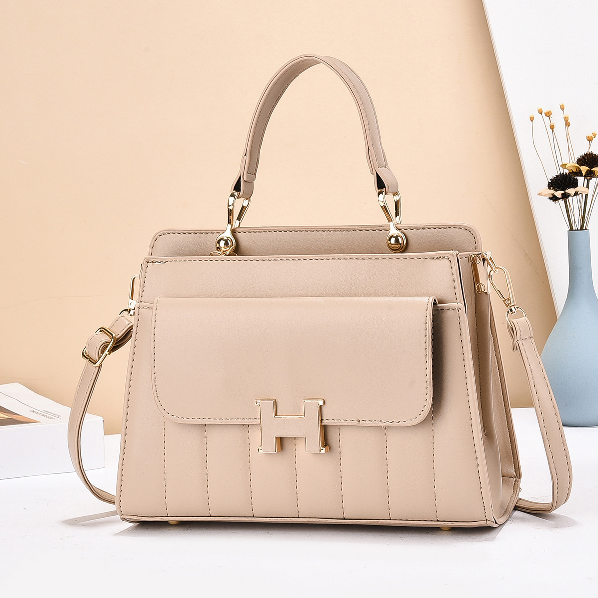 2025 Korean version solid color handbag, women's fashion, European and American trend, versatile and exquisite single-shoulder crossbody bag manufacturer wholesale Application Scenario