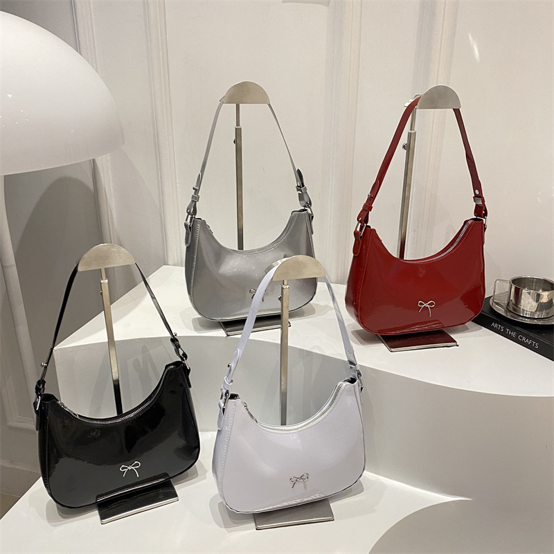 High-quality underarm small bag for women, summer 2025, fashionable and versatile single-shoulder bag, niche design baguette handbag Application Scenario