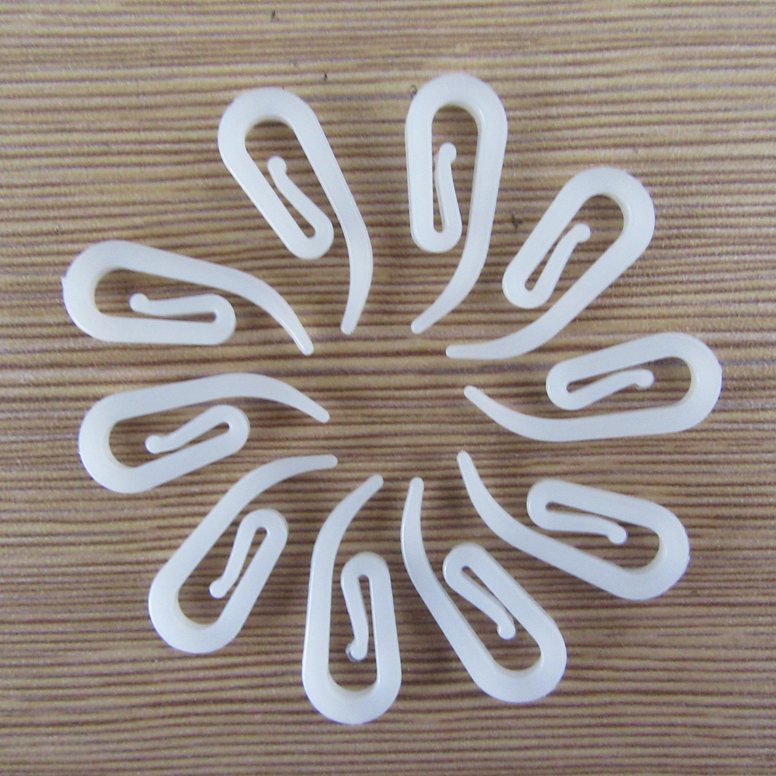 We have 100 pieces of curtain accessories in stock per pack, including 6-shaped injection-molded curtain plastic hooks and white plastic curtain hooks details Picture