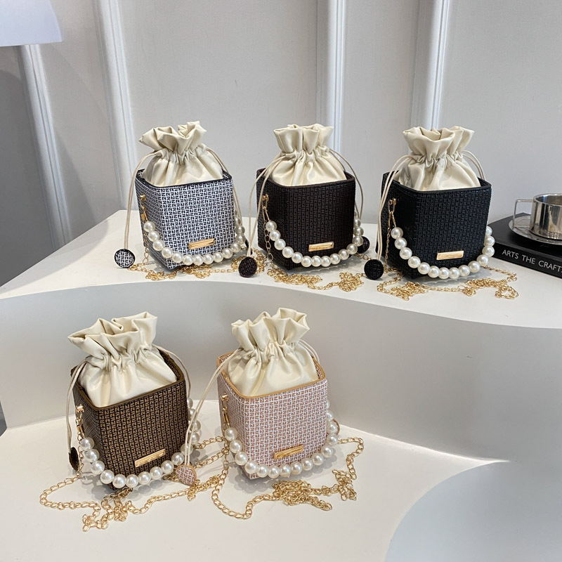 The 2025 new pearl chain bucket bag is a niche design for women with a high-end feel. It is a mini phone bag that can be carried diagonally on one shoulder or by hand Application Scenario