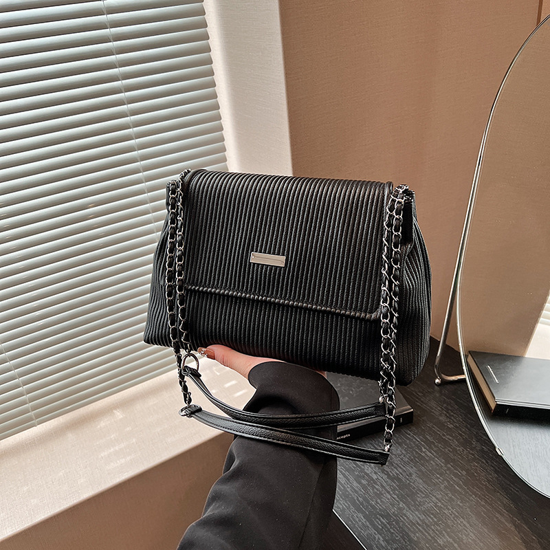 A large-capacity underarm bag for women, a new 2024 fashionable and high-quality chain shoulder bag, a niche and versatile commuter crossbody bag details Picture