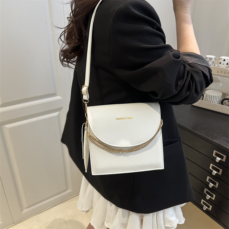 The new spring 2025 trendy single-shoulder crossbody bag for women is stylish and unique, with a chain-textured small square bag details Picture