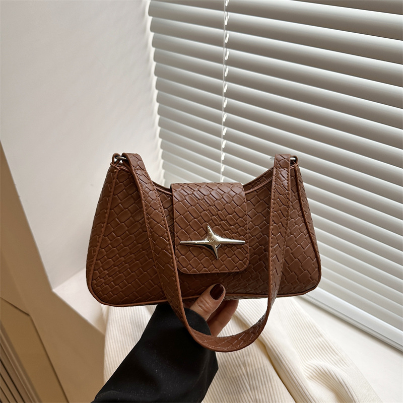A simple and retro European and American women's bag for spring 2025, a versatile solid color single-shoulder underarm bag for women full figure