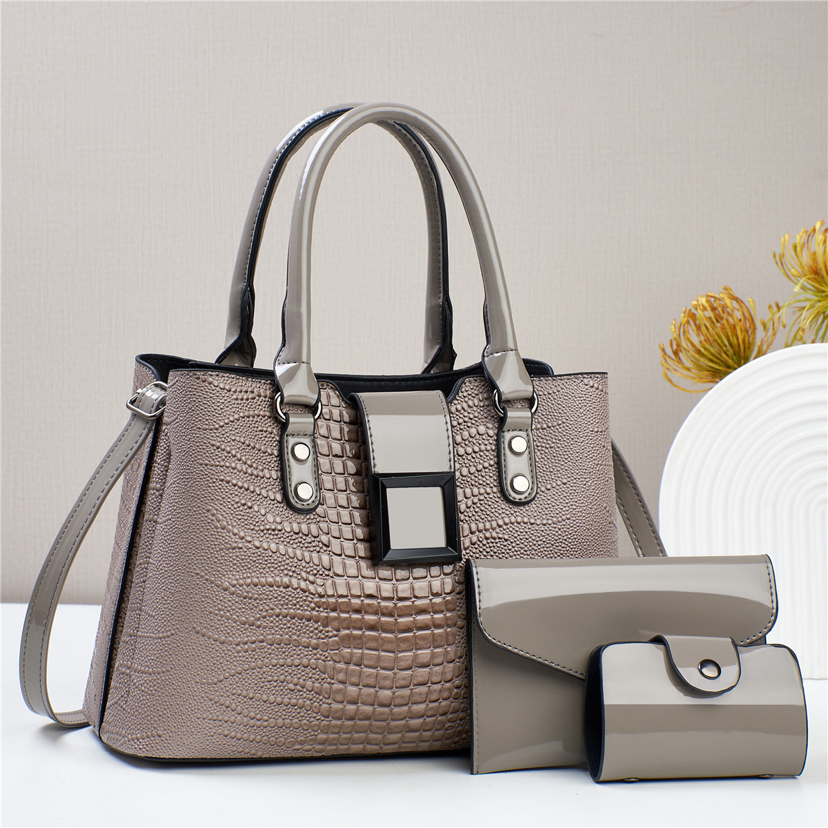 2023 New European and American three-piece set mother-and-child bag with shiny leather and lizard pattern, trendy large-capacity single-shoulder crossbody handbag Application Scenario