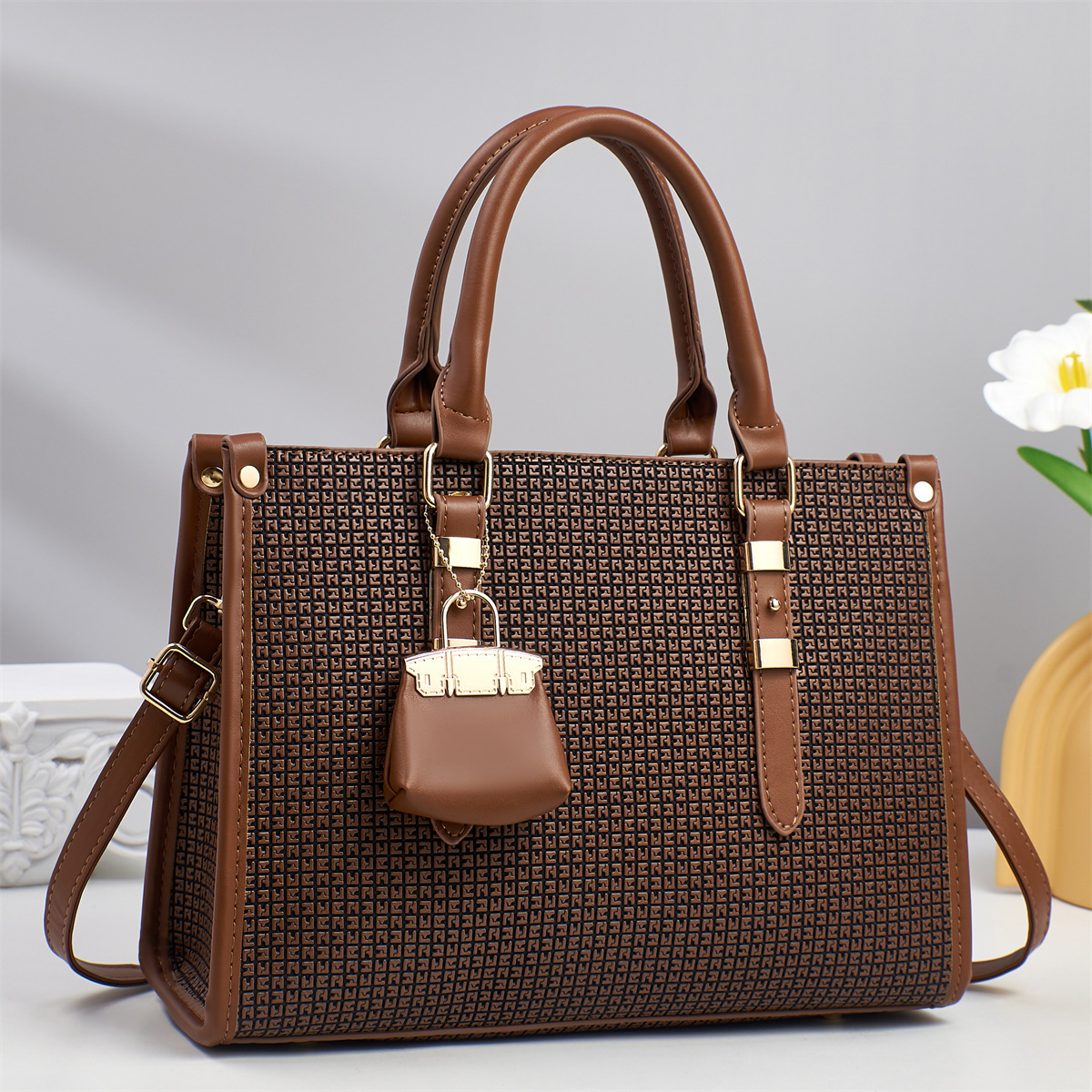 Commuter versatile women's bag, fashionable textured leather handbag, elegant texture, large-capacity women's bag manufacturer wholesale full figure