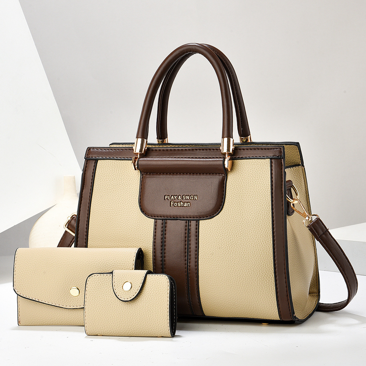 A new style of simple tote three-piece handbag for foreign trade ladies in 2025, with a fashionable color contrast and large capacity single-shoulder bag details Picture
