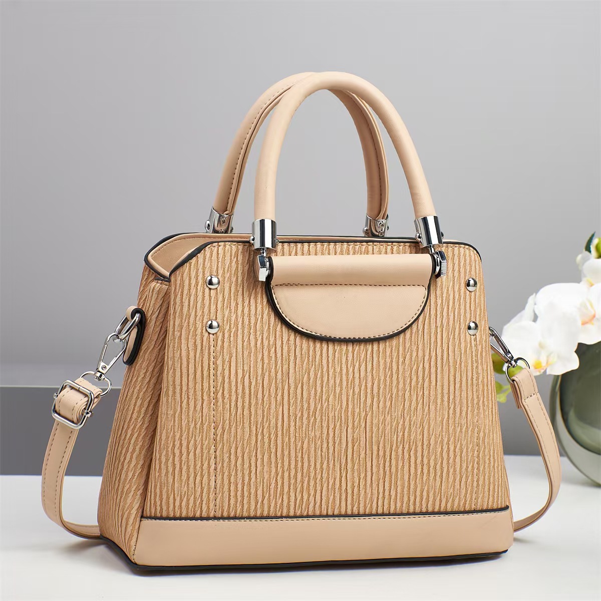 A large-capacity simple solid-color women's handbag for summer 2025, a simple and trendy handbag, a simple and everyday crossbody bag Specification drawing