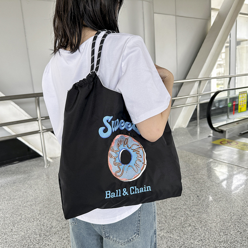 Japanese-style embroidered shopping bags, large-capacity handbags, fashionable nylon embroidered crossbody bags, commuting single-shoulder bucket bags details Picture