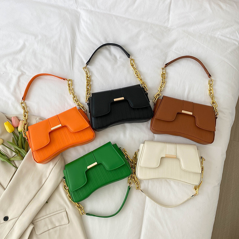The new 2024 autumn collection of high-quality small handbags for women features a trendy color-blocking crossbody bag that is both casual and stylish, with a small square under the armpits on one shoulder details Picture