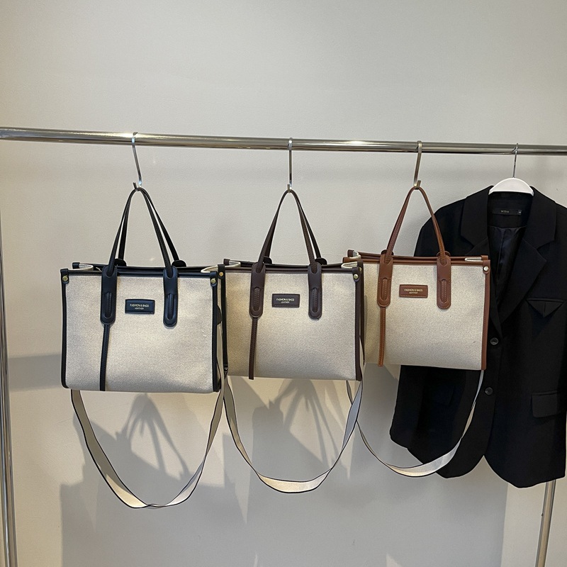 Large-capacity canvas bag for women, 2024 new style, fashionable and simple single-shoulder crossbody bag, casual commuting tote bag Application Scenario