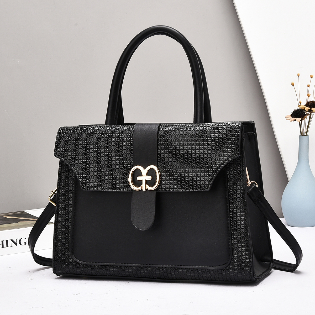 New women's handbag for spring 2025, a retro single-shoulder bag with a fashionable and niche design, a crossbody small square bag full figure