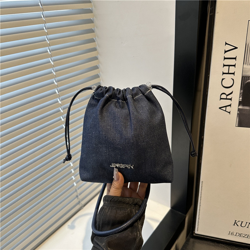 The 2025 summer new stylish, simple bucket bag is a trendy and niche design for women's single-shoulder crossbody full figure