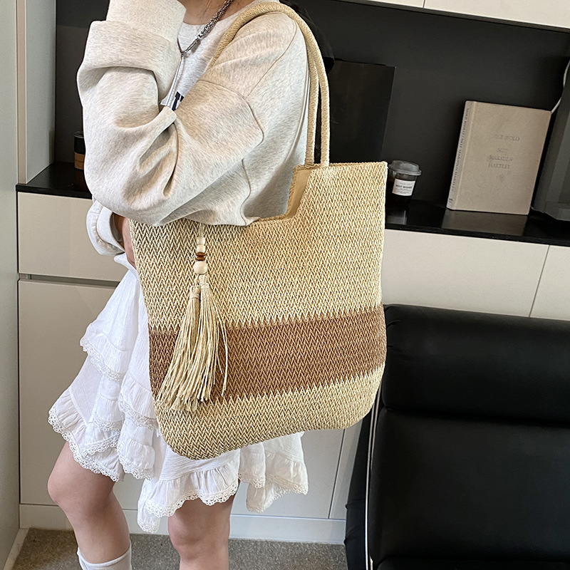Seaside beach vacation straw woven bag for women 2025 New style hollowed-out color-blocked single-shoulder bag with tassels and large capacity bucket bag details Picture