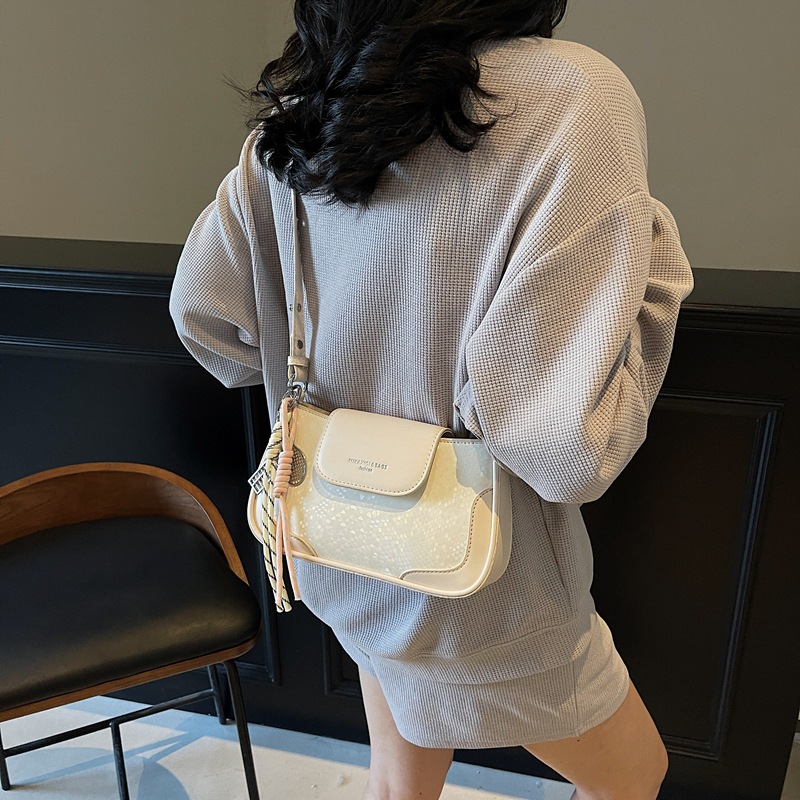 Cross-border solid color hand-held underarm bag for women, new Spring/Summer 2025, simple and stylish single-shoulder bag, fashionable and versatile crossbody bag Application Scenario