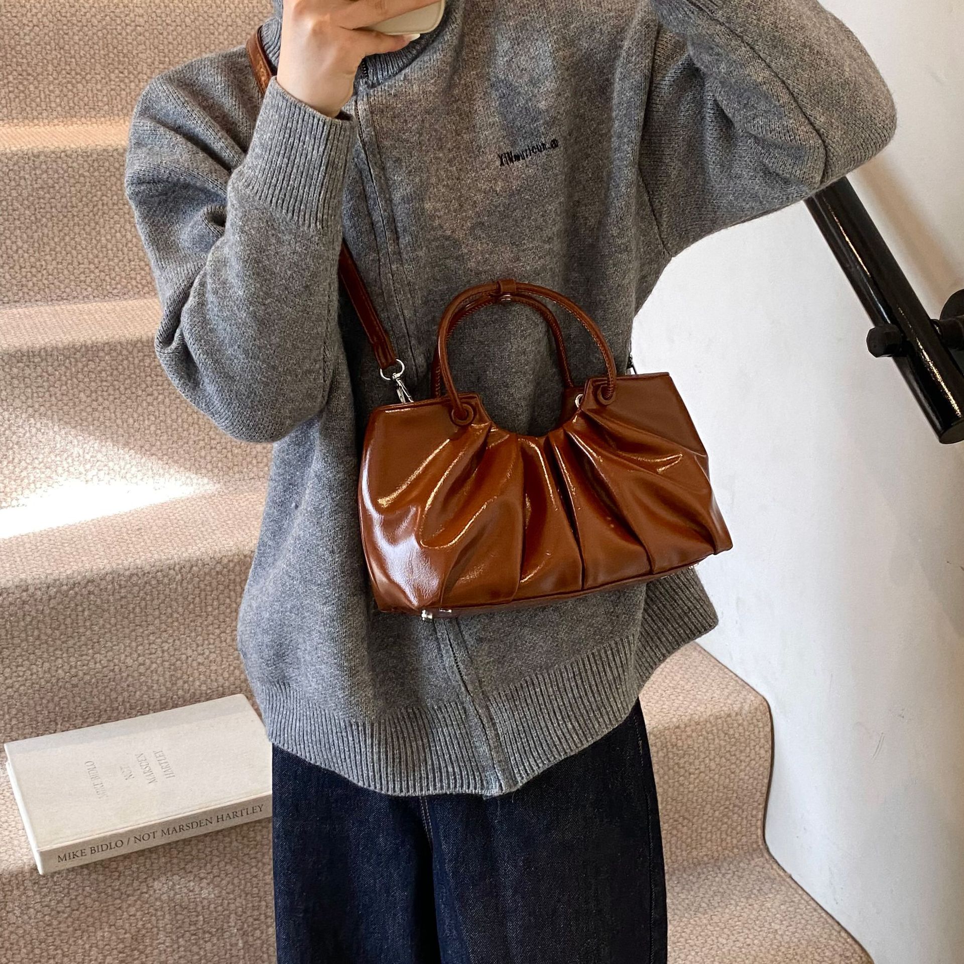 High-end retro oil wax leather small bag for women, 2024 new autumn and winter versatile crossbody bag, hand-held pleated bag Specification drawing