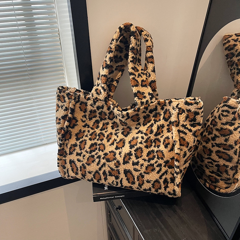 Fluffy women's 2024 new style trendy and versatile leopard print shoulder bag, large-capacity commuting underarm tote bag Specification drawing