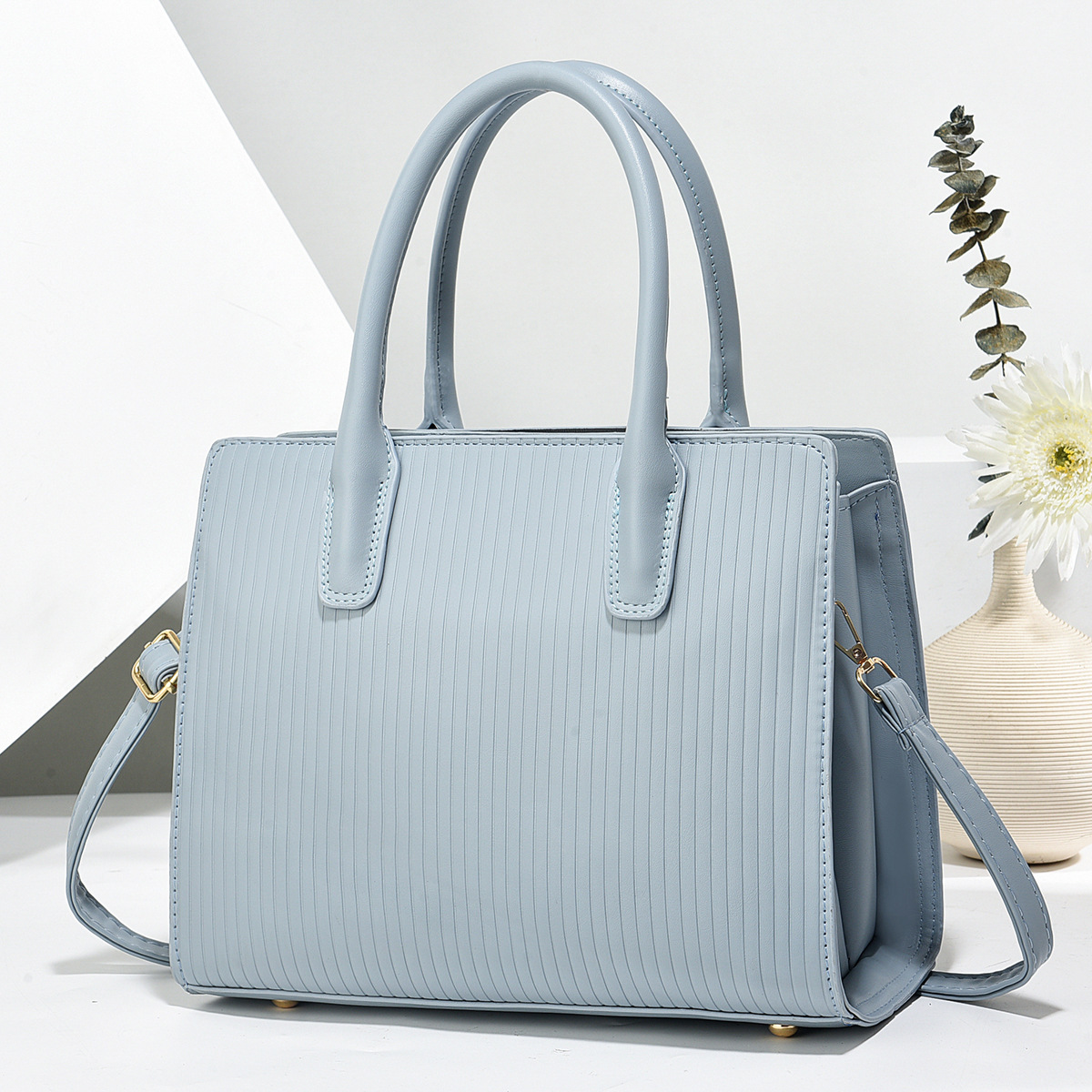 Cross-border 2024 new Korean version casual single-shoulder bag, women's striped embossed large-capacity tote bag, one-piece consignment Application Scenario
