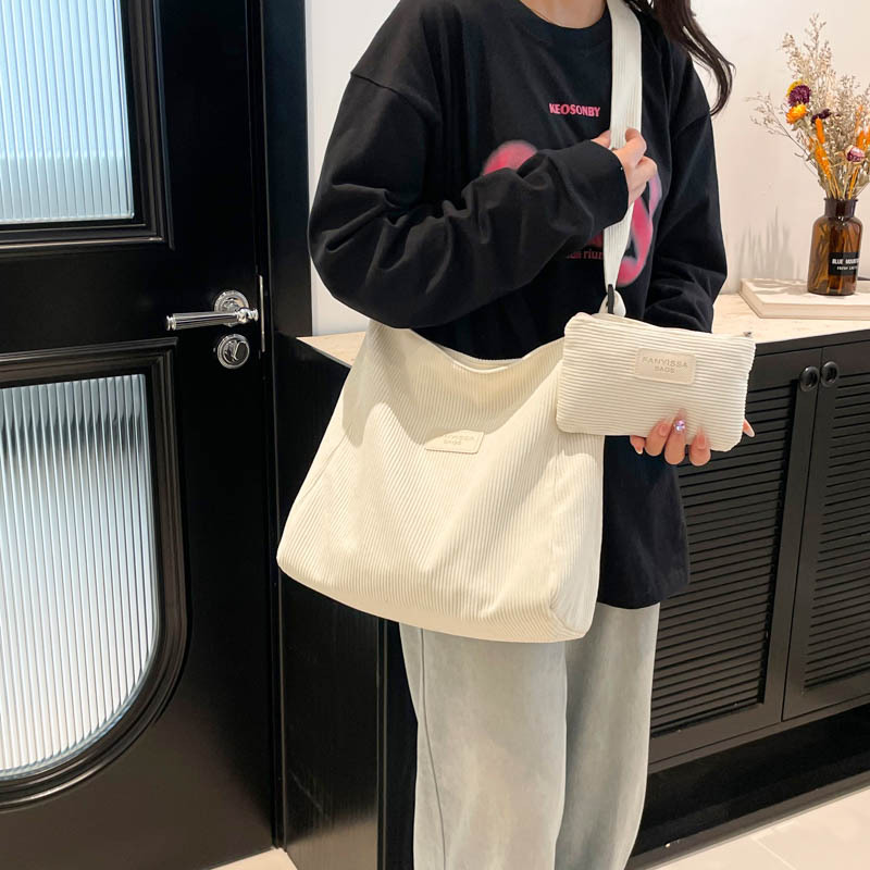 This year, the versatile corduroy large-capacity single-shoulder bag, the niche design of the commuter crossbody bag, and the corduroy tote bag are all the rage Specification drawing