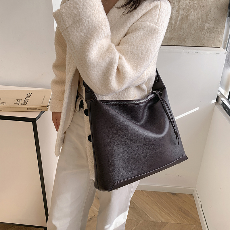 High-capacity women's 2024 new style high-end soft leather shoulder bag crossbody bag versatile casual commuting tote bag Application Scenario