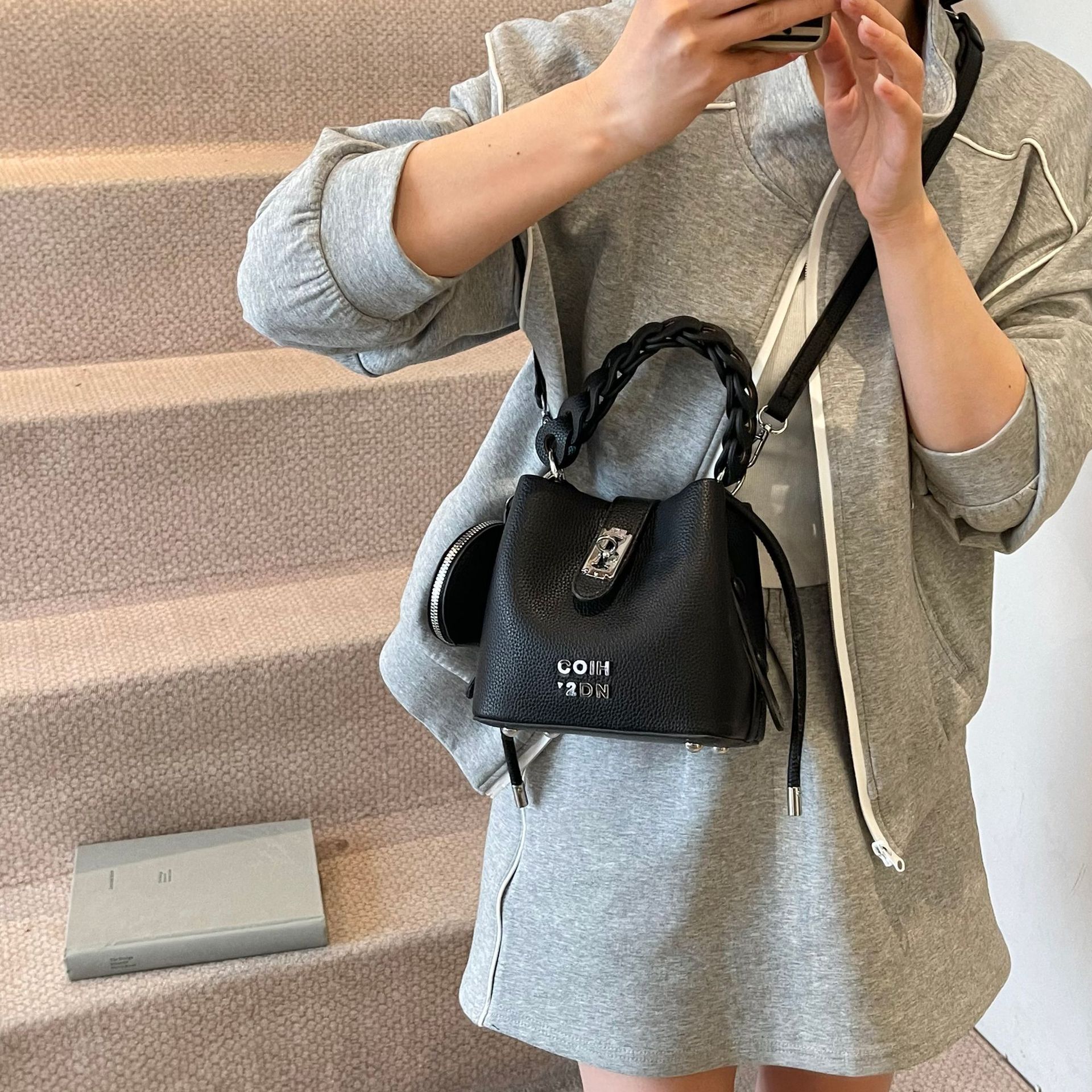 Retro color-blocking hand-held women's bag, 2025 new style, niche, fashionable and simple single-shoulder bag, casual and versatile commuting crossbody bag Application Scenario