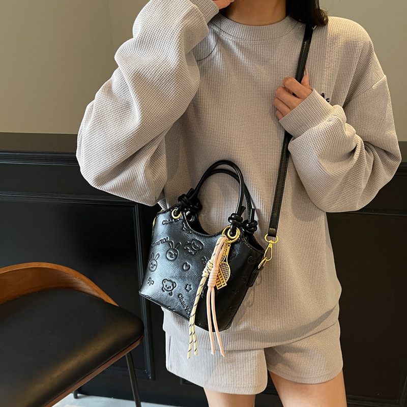 Retro casual hand-held bucket bag for women, new Spring/Summer 2025, simple and high-quality single-shoulder bag, fashionable and stylish crossbody bag Application Scenario