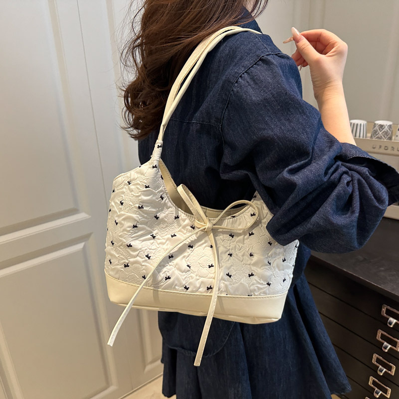 This year, underarm bags are in vogue. This is a new summer fashion handbag for women in 2025, a versatile commuting single-shoulder crossbody bag details Picture