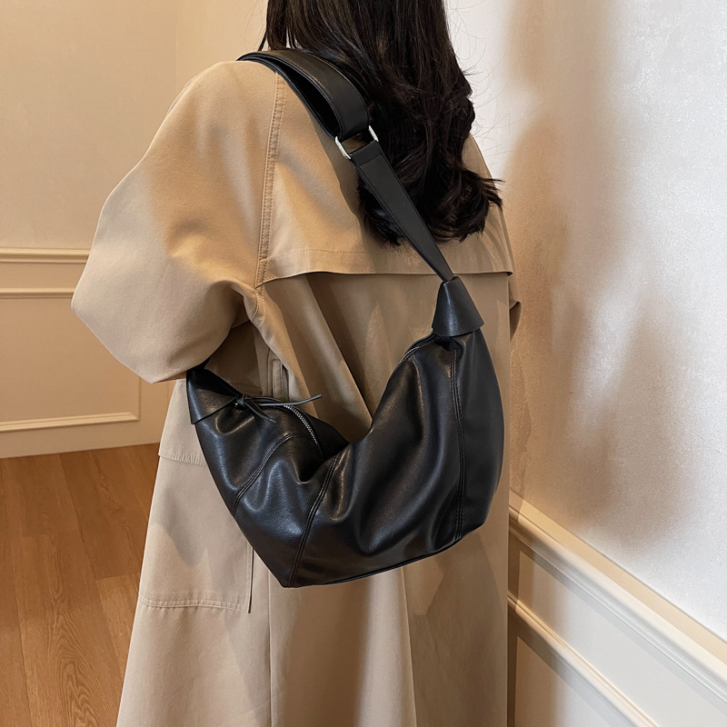 Large-capacity women's 2025 new style casual and versatile single-shoulder crossbody bag, niche design fashionable commuting dumpling bag Application Scenario