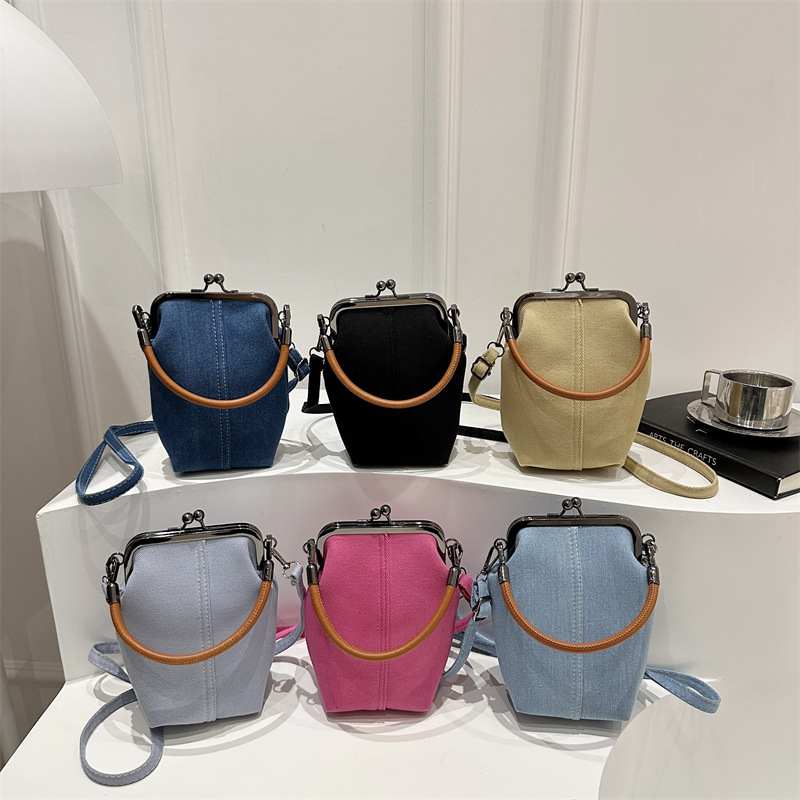 Denim phone bag 2025 crossbody bag, a new artistic handbag, versatile commuting pocket, women's phone bag Application Scenario