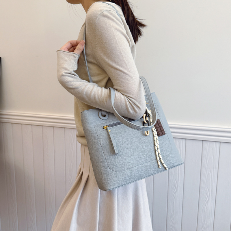 The 2025 new high-end quality, trendy and stylish hand-held bucket bag features a niche design, is fashionable and simple, and is a casual single-shoulder bag Application Scenario