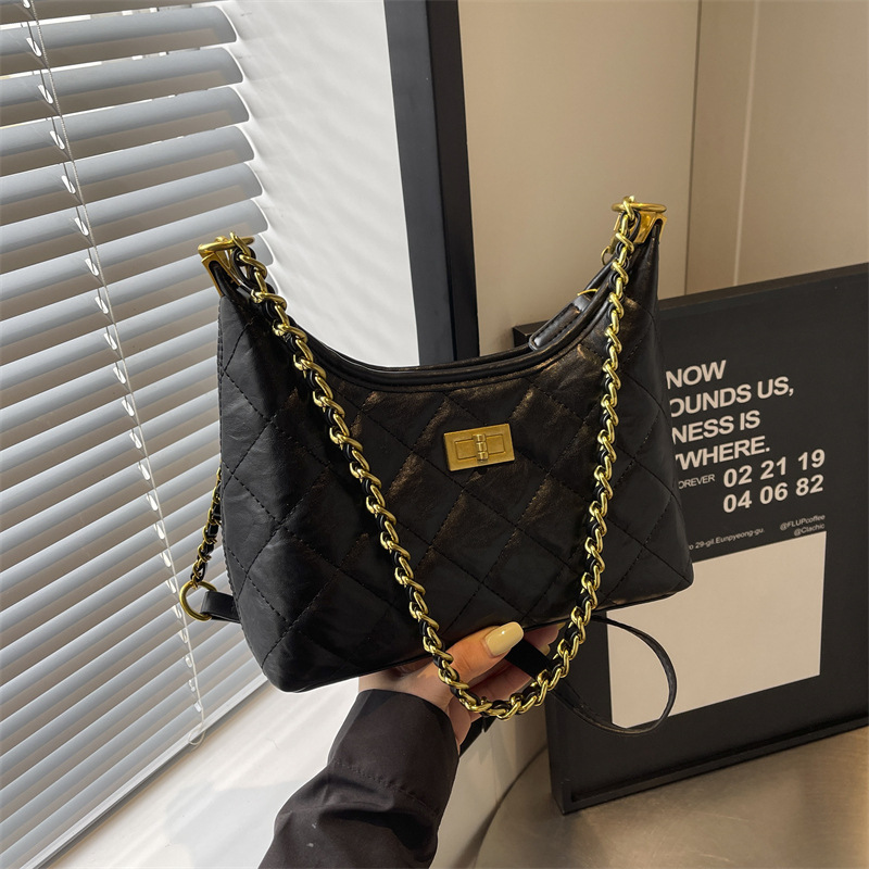 A new 2025 trendy and versatile crossbody bag for women with diamond-patterned embroidery. It exudes a sense of sophistication and is suitable for single-shoulder and underarm dumpling bags details Picture