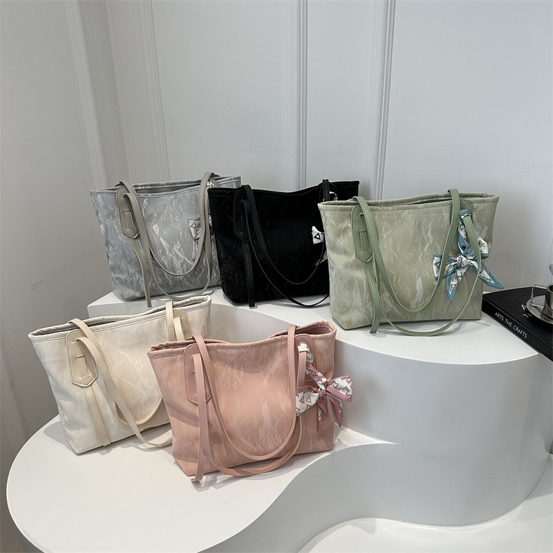 The 2024 new trendy single-shoulder bag is a fashionable and individualistic summer commuter bag for women, featuring a casual and personalized large-capacity tote bag Application Scenario