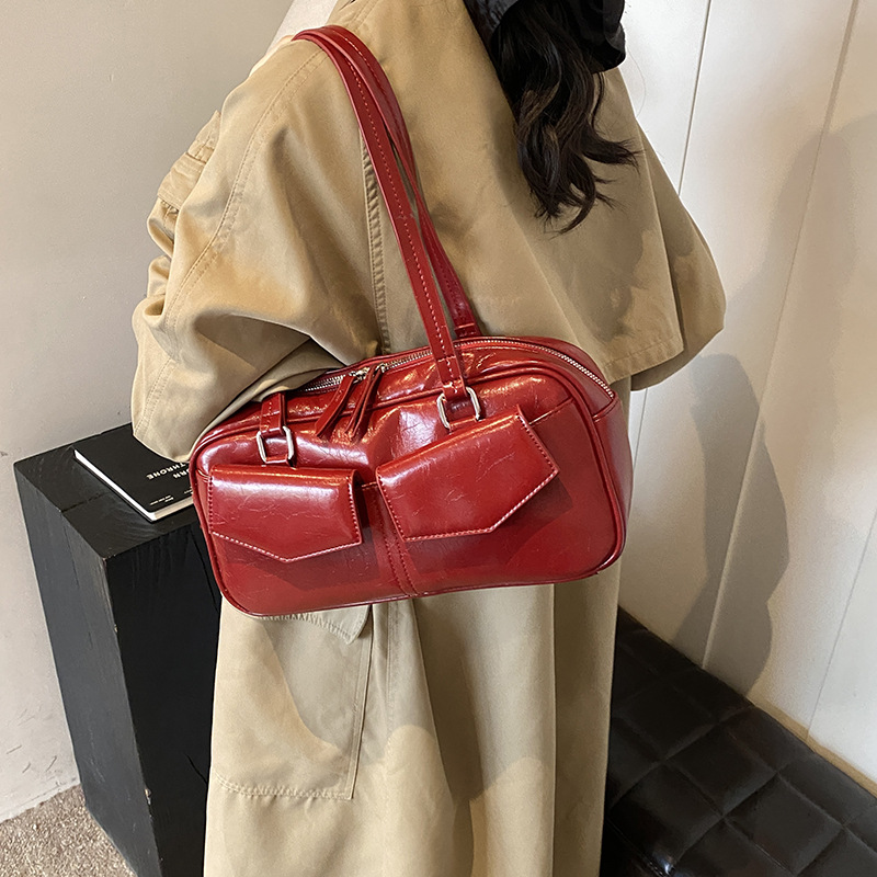 A niche design, simple and versatile, fashionable and high-end single-shoulder underarm bag for women, a new 2024 casual bowling bag Application Scenario