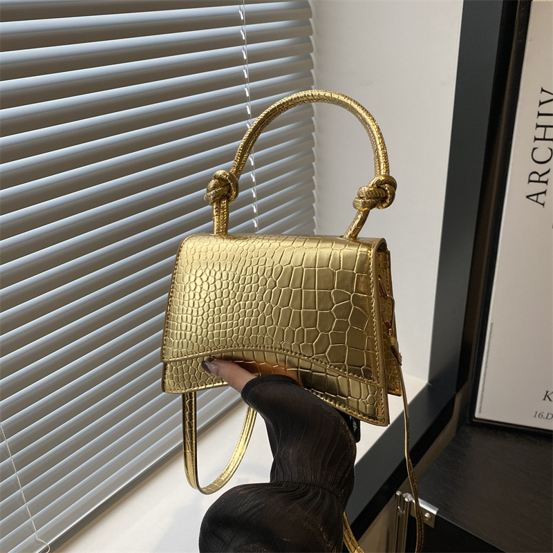 French-style trendy hand-held small square bag for the autumn of 2024, a fashionable, casual, simple and elegant single-shoulder crossbody bag full figure