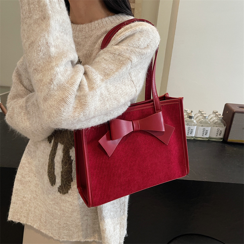 A new 2024 high-end, large-capacity hand-held bridal bag, wedding bag and tote bag for women Application Scenario