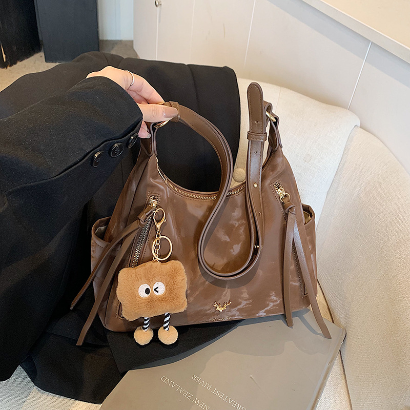 Casual commuting large-capacity women's 2024 new style, high-end and versatile crossbody bag, fashionable single-shoulder underarm bag details Picture