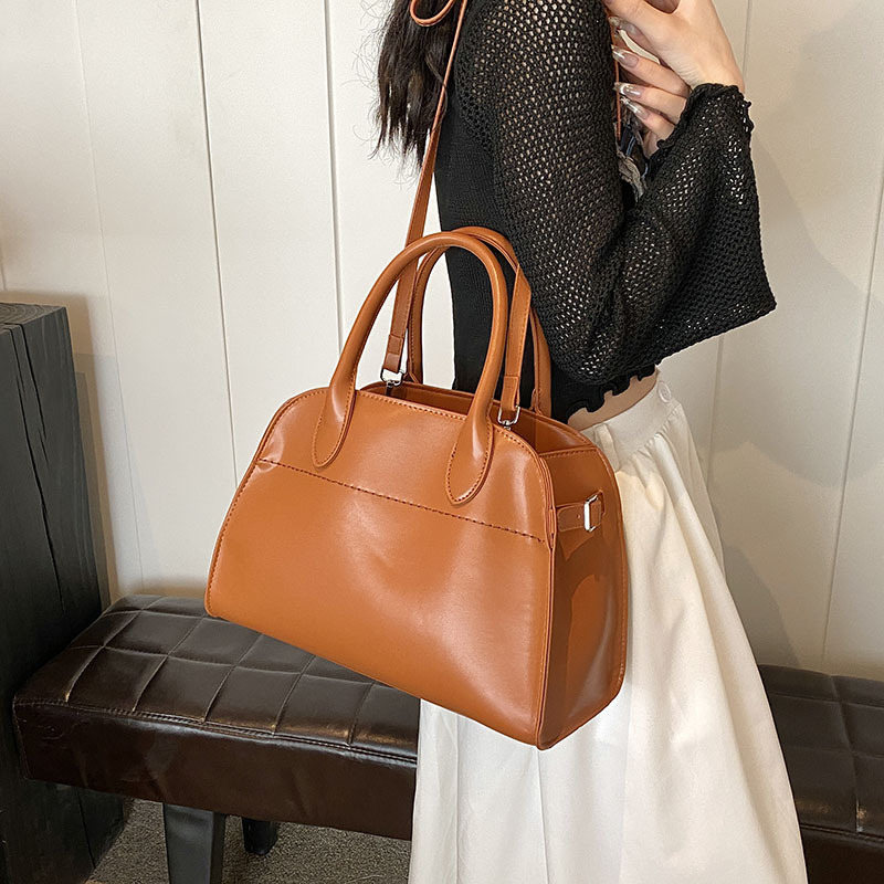 Ladies' tote bag 2024 New retro handbag, casual and versatile crossbody bag, large-capacity portable single-shoulder bag, trendy Application Scenario