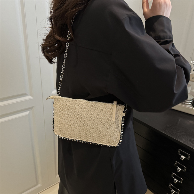 The new chain bag for women exudes a sense of high-end sophistication. It's a niche chain single-shoulder bag and clutch bag in a solid color with a simple woven pattern details Picture