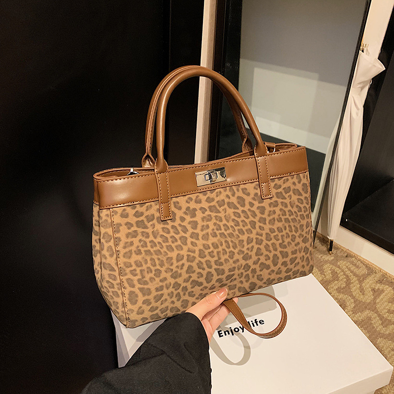A large-capacity women's 2024 new Korean leopard print hand-held commuter tote bag, stylish and casual single-shoulder crossbody bag details Picture