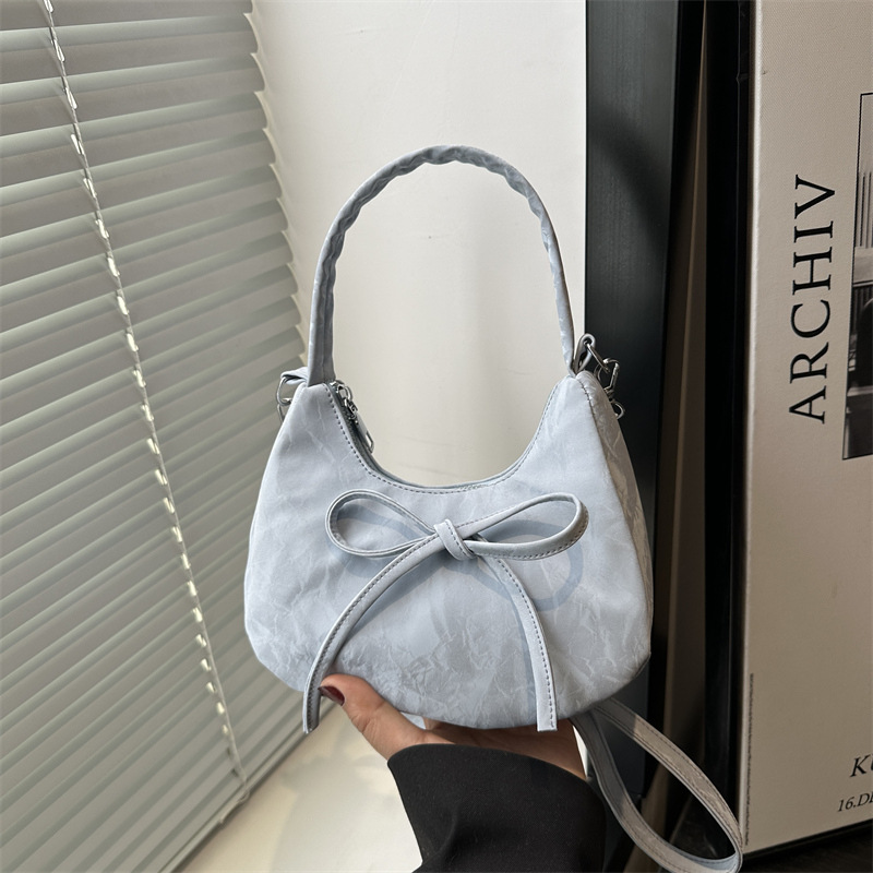 This year, a new bow handbag style is in vogue. It's a sweet and stylish bag for female students, a single-shoulder, crossbody, and underarm bag full figure