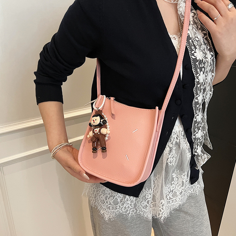 This trendy and fashionable small square bag is a new spring/summer versatile single-shoulder bag with lychee pattern for commuting Application Scenario