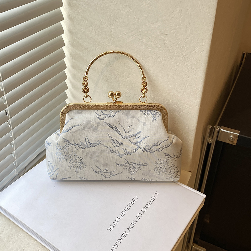 Cross-border quality handbag, women's 2024 new trendy and fashionable handbag, clasp bag, niche design, single-shoulder shell bag full figure
