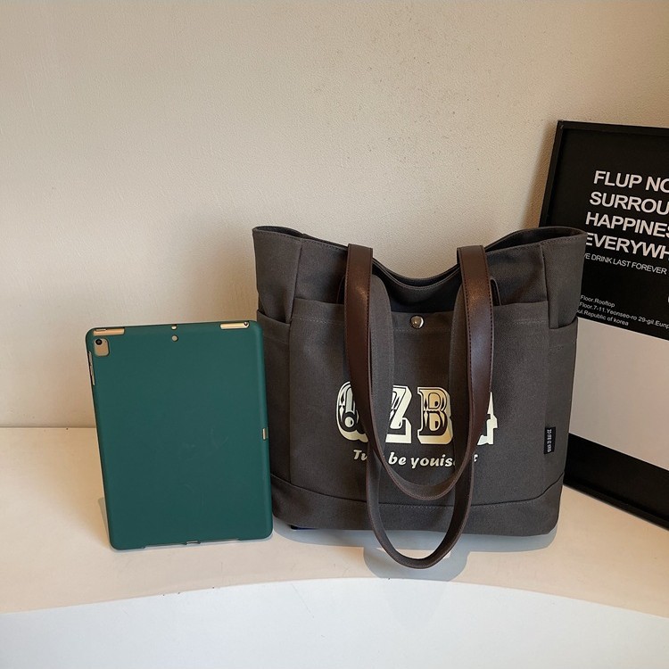 The 2025 new niche design trend single-shoulder bag is fashionable and stylish, with a large capacity crossbody bag and a casual and personalized tote bag Application Scenario