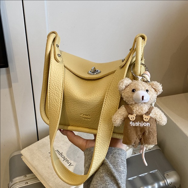 A fashionable and trendy underarm bag for women, a new summer 2025 style, with a lychee pattern, versatile and high-end single-shoulder crossbody bag full figure